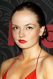 How tall is Emily Meade?